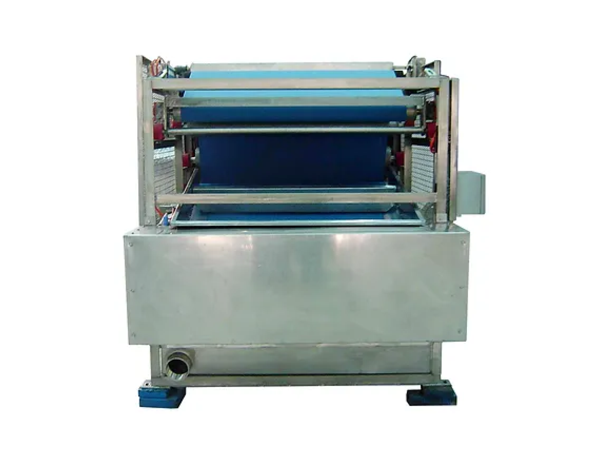 เป็นเครื่องกรองของแข็งออกจากของเหลวผ่านสายพาน (โดยทั่วไปคือโพลีเอสเตอร์) มีไว้สำหรับการแยกน้ำเชิงกลของตะกอนน้ำเสียและตะกอนปรับสภาพน้ำและน้ำตะกอนทางอุตสาหกรรม เครื่องกรองแบบสายพานถูกนำมาใช้โดยรวมในโรงบำบัดน้ำเสีย เนื่องจากมีผลผลิตและความน่าเชื่อถือสูง โดยทั่วไป กากตะกอนที่ถูกแยกออกจากน้ำผ่านสายพานจะมีปริมาณของแข็งประมาณ 18-25% ภายใต้น้ำตะกอนตั้งแต่ 0.8- 4%  และปริมาณโพลีเมอร์เฉลี่ย 2-3.5 กิโลกรัม/ตันของตะกอนแห้ง ประสิทธิภาพขึ้นอยู่กับลักษณะของของแข็ง