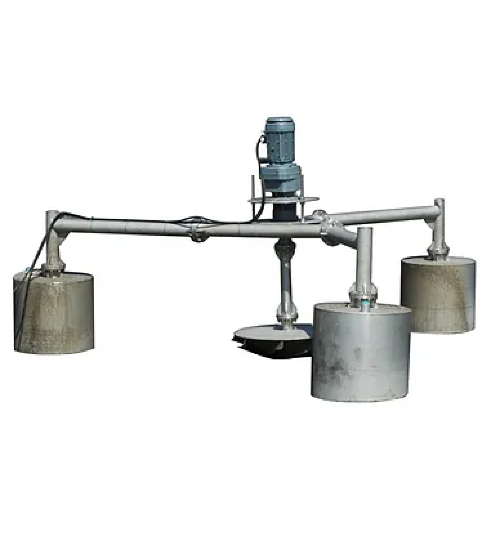 หน้าที่หลักของเครื่องเติมอากาศผิวน้ำ คือการเติมอากาศเทียมเพื่อส่งเสริมการเกิดออกซิเดชันทางชีวภาพของน้ำเสีย โดยทั่วไปเครื่องเติมอากาศแบบพื้นผิวจะใช้บ่อพักหรือบ่อบำบัด สิ่งเหล่านี้ล้วนมีเหมือนกันในการบำบัดมลพิษในน้ำเสียโดยใช้ออกซิเจนและการกระทำของจุลินทรีย์ ในระบบเติมอากาศเครื่องเติมอากาศมี 2 หน้าที่: ถ่ายเทอากาศไปยังแอ่งซึ่งจำเป็นโดยปฏิกิริยาออกซิเดชันทางชีวภาพ และให้การผสมที่จำเป็นสำหรับการกระจายอากาศและสำหรับการสัมผัสกับสารตั้งต้น (นั่นคือ ออกซิเจน น้ำเสีย และจุลินทรีย์) โดยทั่วไปแล้ว เครื่องเติมอากาศบนพื้นผิวแบบลอยได้รับการจัดอันดับให้ส่งปริมาณอากาศเทียบเท่ากับ 10 กก./ชม.